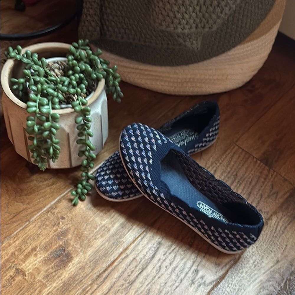 Sketchers Navy and White Patterned Women's Flats
